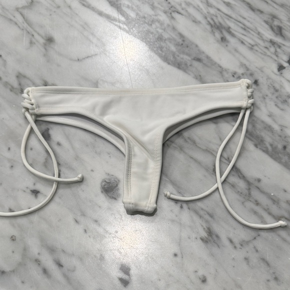 Pakaloha Classic White Bikini Bottom - Picture 1 of 4
